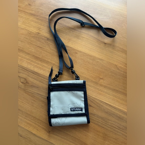 STUSSY CROSS BODY PASSPORT WINDOW WALLET/PURSE - Picture 6 of 6